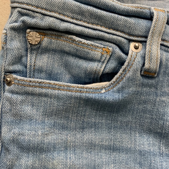 Hudson size 26 , Light wash denim , Nico mid rise ankle with raw hem🎶 - Picture 5 of 7